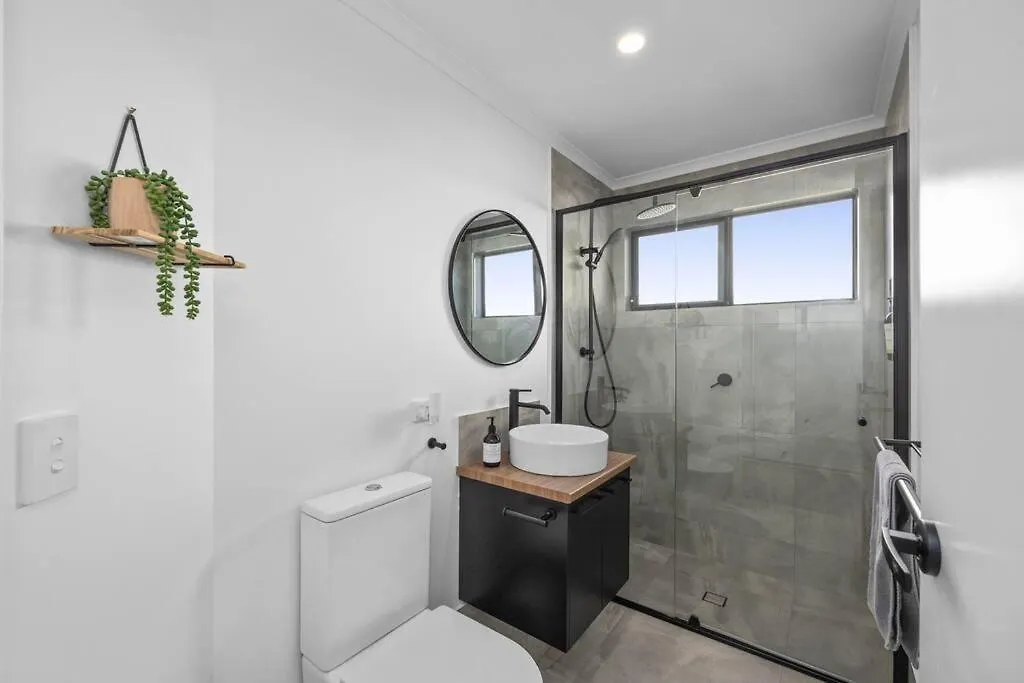 Absolute Beachfront Marcoola 4Bd, Heated Spa Australia