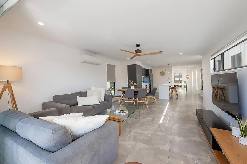 Absolute Beachfront Marcoola 4Bd, Heated Spa Holiday home
